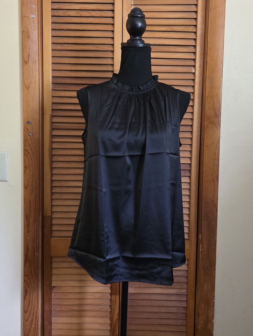 NWT Simple Fun Women's Ruched Neck Sleeveless Blouse Size Small